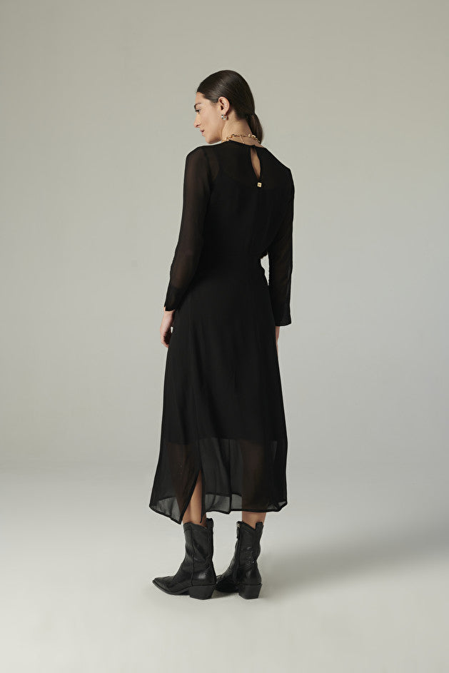 Vestido midi de gasa negro con frunce