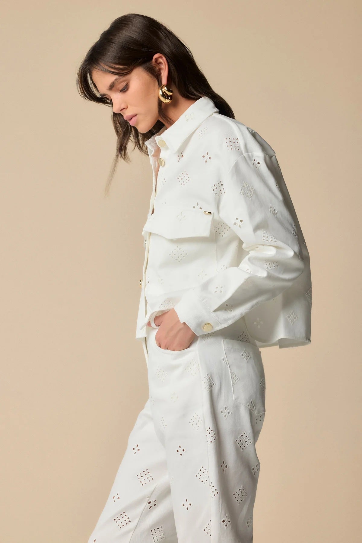 Chaqueta vaquera bordada blanca