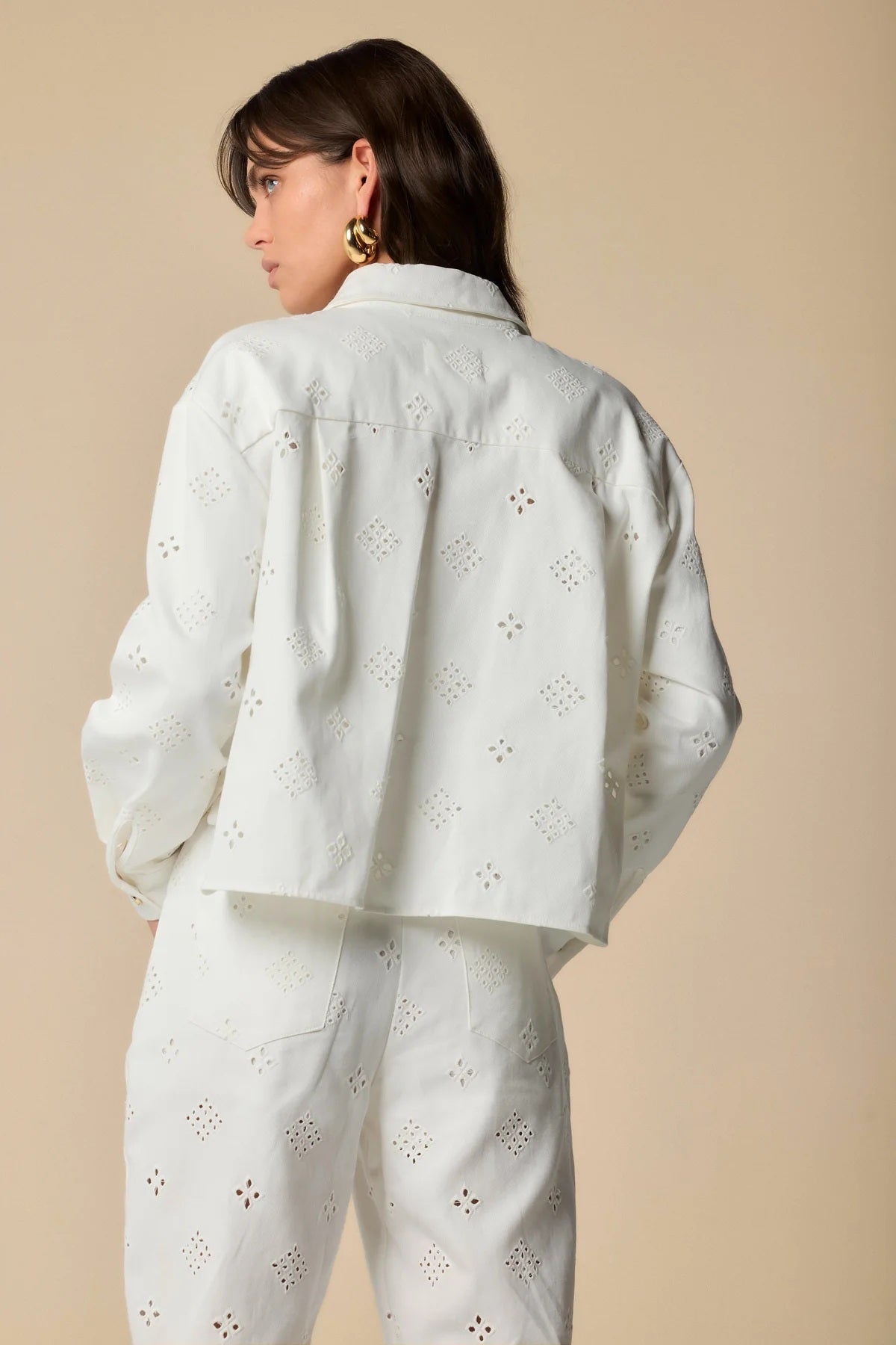 Chaqueta vaquera bordada blanca